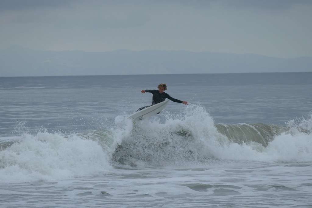 CdM surfer launching fins-free off the top of a wave
